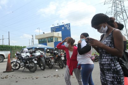 En los exteriores de las cárceles de Guayaquil familiares viven momentos de tensión y hermetismo.