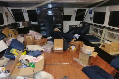 Los delincuentes dejaron todo un 'despelote' el interior de la embarcación.
