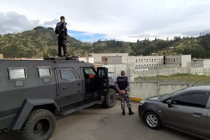 El reclusorio estaba cercado por agentes de la Policía.