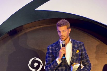 Javier Burrai, arquero del Barcelona que obsequiará su buzo a un fans.