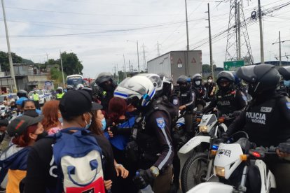 El desorden en las afueras de los recintos carcelarios de la urbe generan problemas en el tránsito vehicular en la vía a Daule.