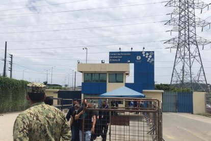 El personal administrativo fue escoltado por la policía.