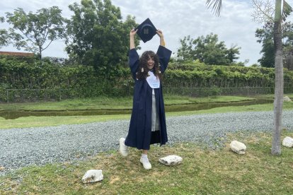 Camila Morocho fue la más original de sus compañeros, lució flores en su pelo y zapatos de caucho.