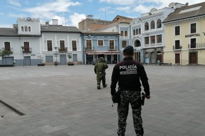 El agente antibombas se acercó al punto para revisar el maletín.