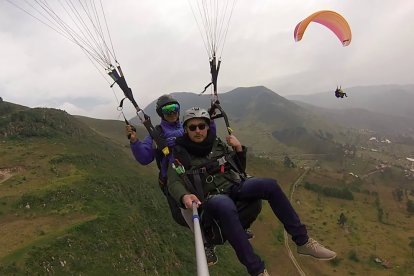Desde los cerros de  Paute se puede practicar parapente.