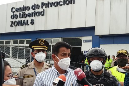 El ministro de Gobierno en la cárcel de Guayaquil, acaba de dar declaraciones sobre la crisis carcelaria