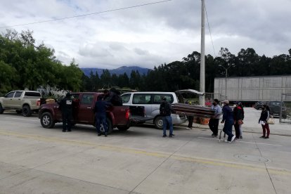 Hasta la madrugada de ayer, parientes de los privados de libertad asesinados esperaban en el Centro Forense para retirar los restos.