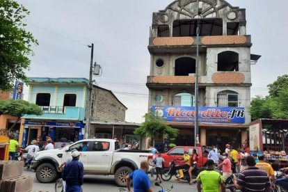 Los moradores del sector se aglomeraron para conocer detalles del crimen.