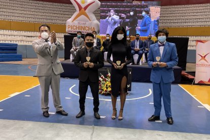 Anahí Suárez (c) fue designada como la mejor deportista de Pichincha del 2020.