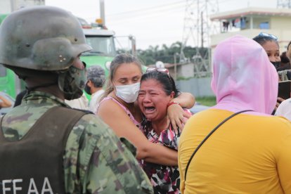 El llanto de los familiares de los reos fallecidos es parte de las escenas que se ven fuera de las cárceles.