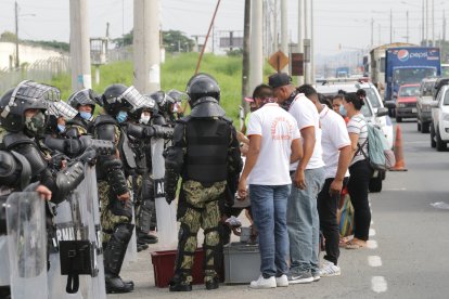 El acto solidario se ejecutó esta tarde, en los exteriores del centro carcelario ubicado en el kilómetro 17 de la vía a Daule.