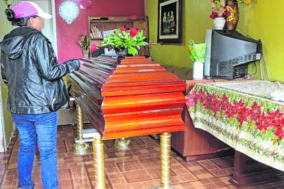 El féretro de Vinicio Chaquinga fue llevado por unas horas a su casa. Su madre dijo que necesitaba ayuda para los gastos fúnebres.