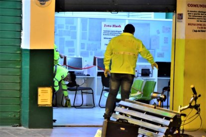 Instantes en que los agentes recolectaban los indicios en el sitio del ataque.