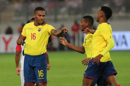 Antonio Valencia (i) no ha vuelto a integrar la Tricolor, desde la Copa América de Brasil 2019.