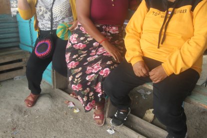 Desde el amotinamiento del martes, las esposas y madres de los privados de libertad acuden a los reclusorios de Guayaquil.