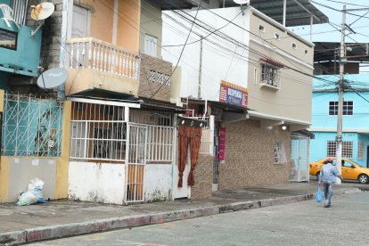 La mañana de ayer el velorio de Bryan Mauricio Moreira (circulo inferior) se desarrolló a puerta cerrada. Arriba su hermano Luis Eduardo.