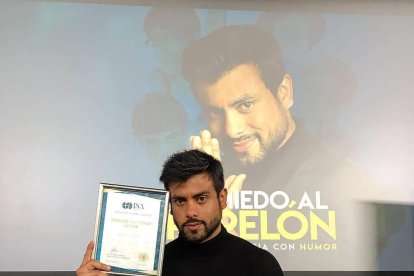 Efraín junto a su nuevo título de coach.