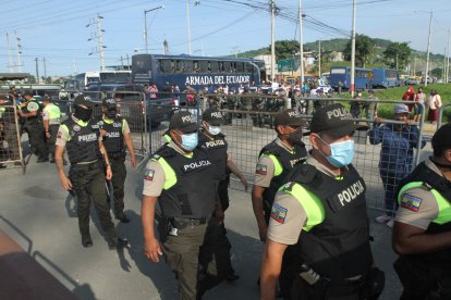 Fuerzas policiales y militares dieron resguardo en el interior y exterior de los centros carcelarios
