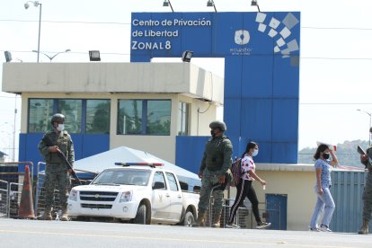 Los exteriores de los centros de privación de libertad mantienen custodia militar.