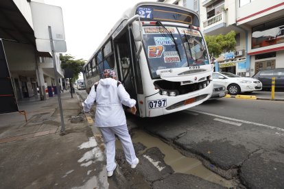 Esta escena es común en varios tramos de la calle Esmeraldas, los cuales lucen deteriorados. Con las lluvias se forman pozas.
