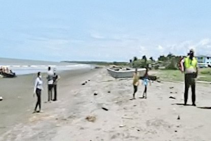 La Policía acudió a la playa para indagar lo sucedido.