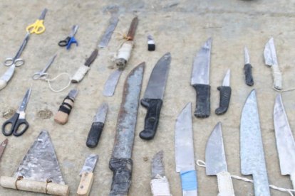 Estas armas cortopunzantes fueron halladas durante los allanamientos en la cárcel de Guayaquil.