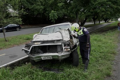 Uno de los carros implicados en el accidente quedó a un costado de la vía. Su ocupante resultó herido.