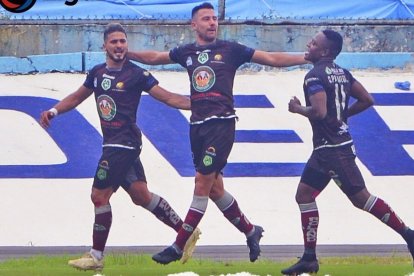 Jonathan Bauman festeja el gol que anotó ante 9 de Octubre y que entra a la historia del escenario deportivo