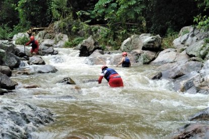 Los bomberos intensificaban la búsqueda para encontrar a la familia desaparecida en el agua.