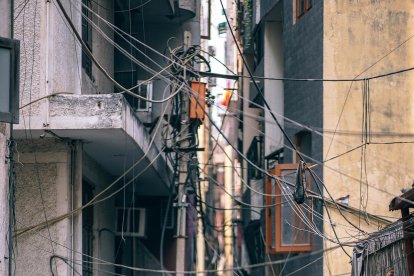 El constructor estaba subiendo el último material a la terraza.