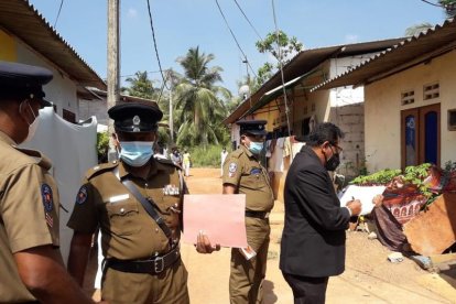 Se inspecciona el exterior de una casa donde una niña murió en Delgoda, Sri Lanka.