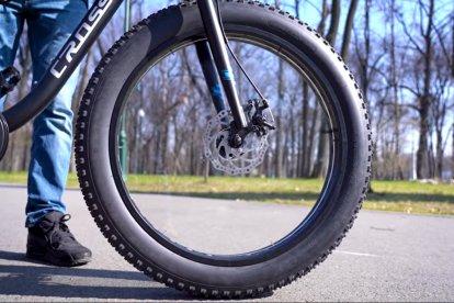 Un hombre se hizo pasar por ciclista para robar a un transeúnte. Lo distrajo con una conversación sobre el deporte.