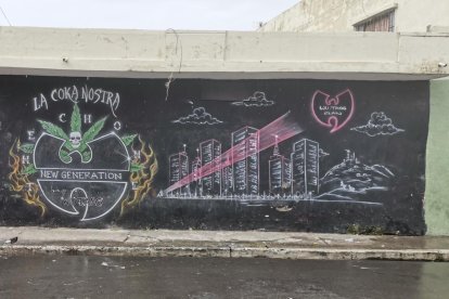 En el cantón Durán, cerca del sitio donde asesinaron a un hombre, había este mural, relacionado con bandas criminales.