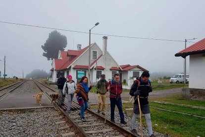 Mariano Cruz Ordóñez (d) durante el recorrido por la ruta del tren.