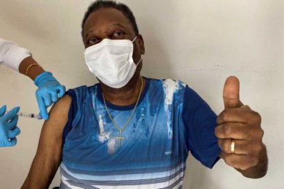 Lo vacunaron a Pelé y lo difunde en sus redes sociales.