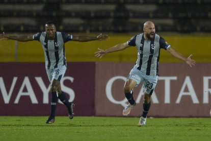 Chala y Tévez de Católica hicieron goles a Liverpool.
