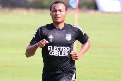 Jefferson Caicedo se destaca como atacante de Emelec.