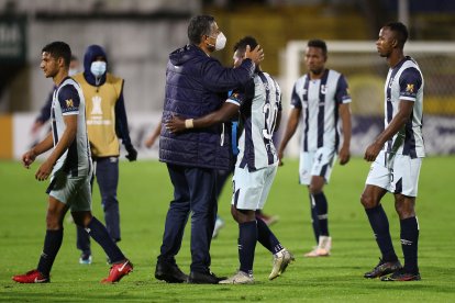 El técnico Santiago Escobar (c) felicitó a sus pupilos tras conseguir la clasificación a la segunda fase de la Copa Libertadores.