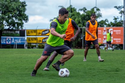 Matías Oyola, jugador del Barcelona preparándose para el partido ante Guayaquil City.