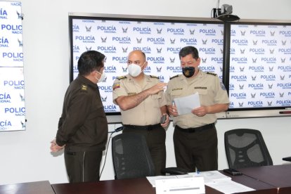 General Ramiro Ortega, director de operaciones de la Policía, junto al general Fausto Olivo de la Dinased dieron a conocer más detalles sobre el arma que fue utilizada para asesinar a Efraín Ruales.