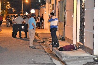 Merlín José Moreira pereció al pie de una vivienda del barrio Urdesa Este.