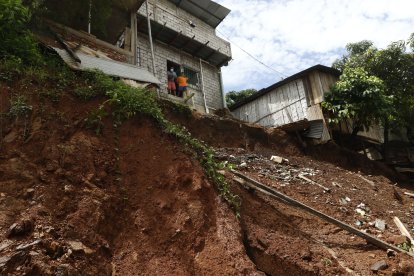 Siete familias, de las cuales cinco viven en la parte alta, están en riesgo por el permanente deslizamiento de tierra.