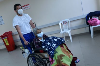 La adulta mayor salió contenta del centro hospitalario y agradeció a los médicos.