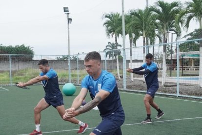 El delantero uruguayo Maxi Viera no ha debutado con  9 de Octubre.