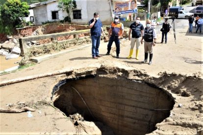 Este es el hueco que se abrió en pleno centro del cantón.