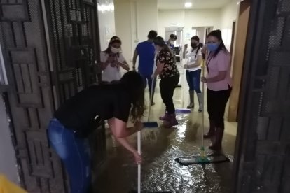 Con esbocas sacan el agua que ingresó al centro de salud.