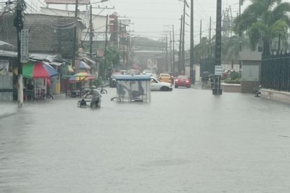 Unas calles de Babahoyo quedaron inundadas por la acumulación de basura en los sumideros.
