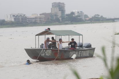 Un buzo y una embarcación rastreaban el automotor.