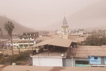 En Alausí se restringió la movilidad hasta que se realice una gran minga para recoger la ceniza.