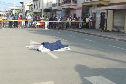 Así quedó Carlos Julio Yagual en plena vía publica.